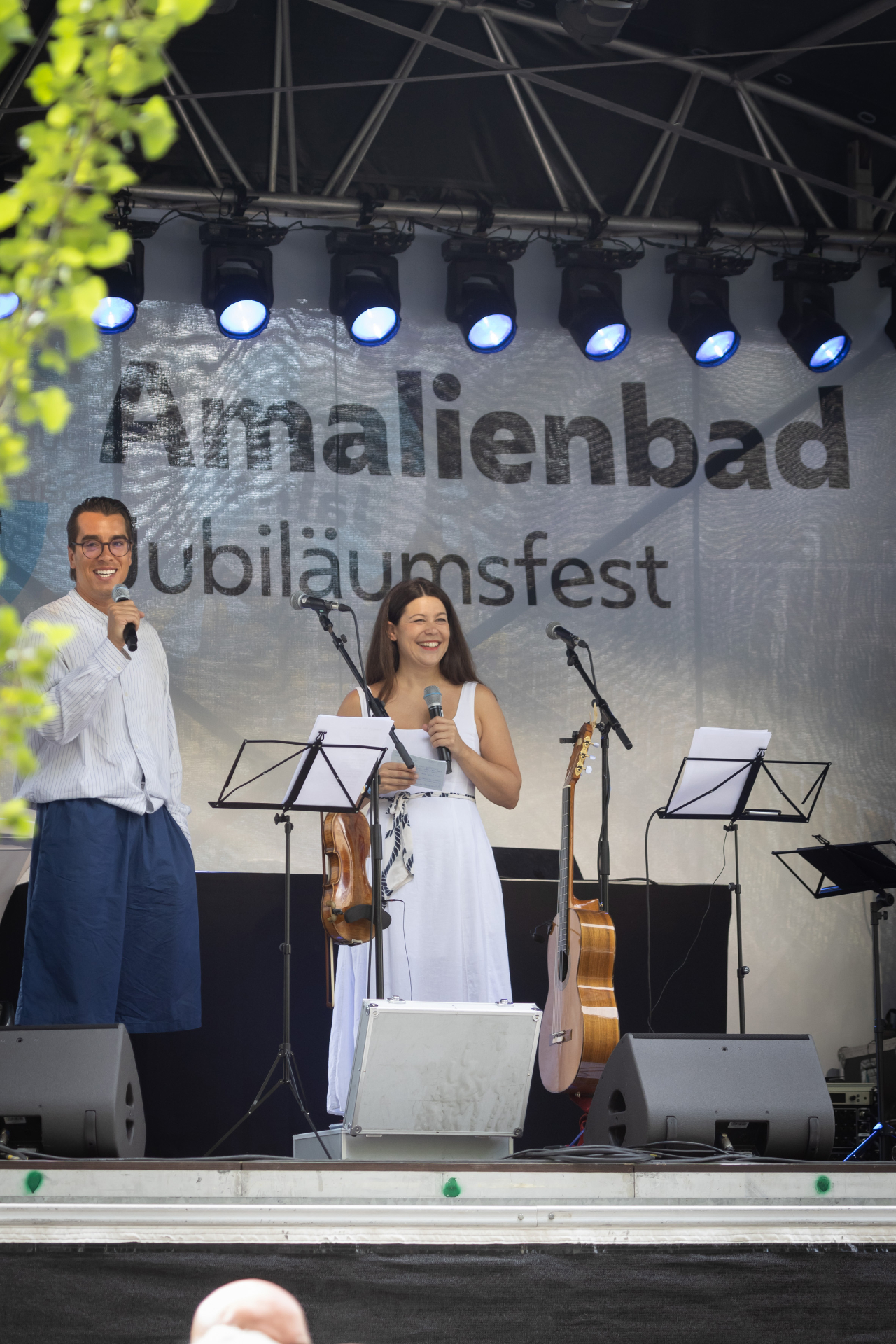 Verena Titze auf der Bühne beim Jubiläumsfest Amalienbad